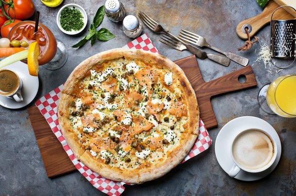 Qual è la ricetta per un salmone al forno con crosta di semi di sesamo e coriandolo?