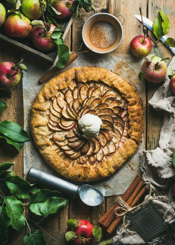 Quali sono i passaggi per una crostata di visciole e crema pasticcera?